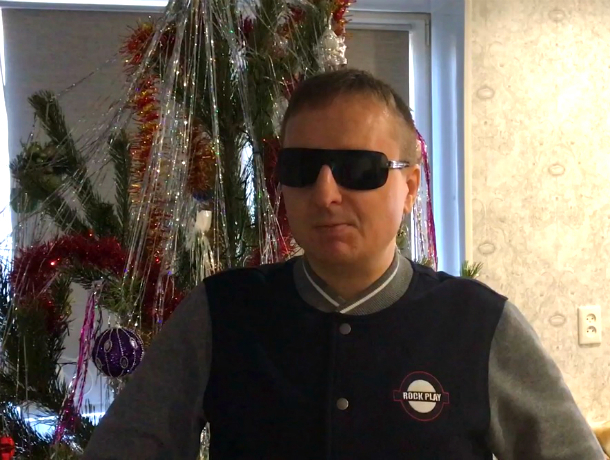 Донской слепой певец Виктор Тартанов поздравил ростовчан с наступающим Новым годом и осчастливил музыкальным подарком