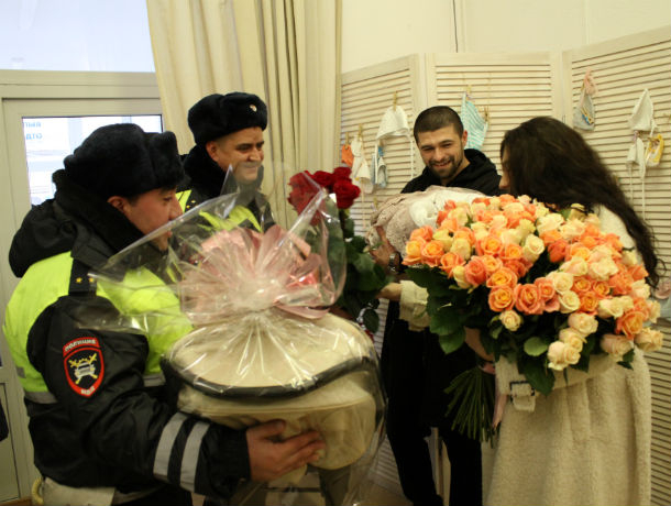 Ростовские полицейские поздравили молодую маму, которую оперативно доставили в роддом