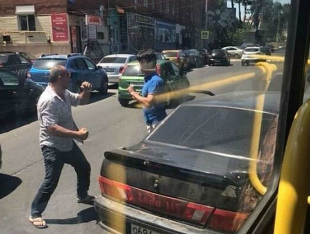 Водитель ростовской маршрутки включил отопление в жару и побил водителя легковушки