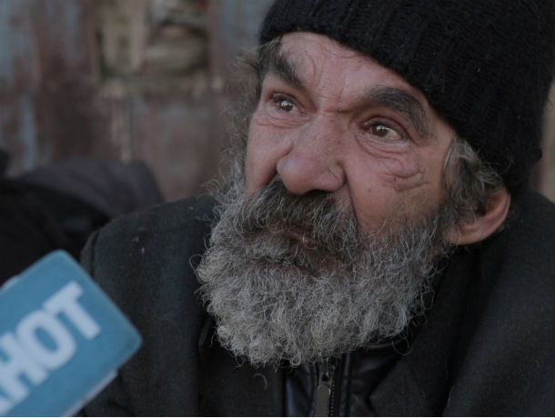 Инвалид с отказавшими ногами замерзает на улице Ростова