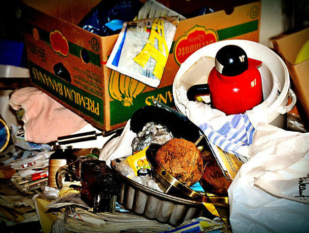 В Ростове судебные приставы спасли соседей от зловонной квартиры с мусором