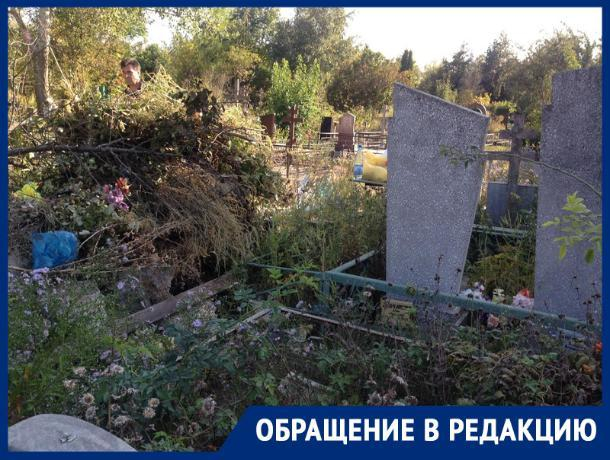 На кладбище Ростова могилу ветерана войны завалили мусором