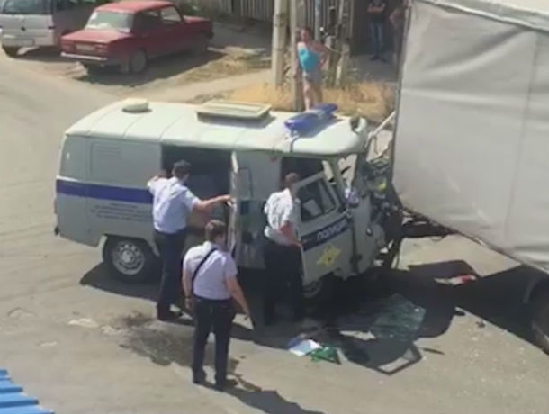 В Ростовской области четверо полицейских пострадали в ДТП с грузовиком