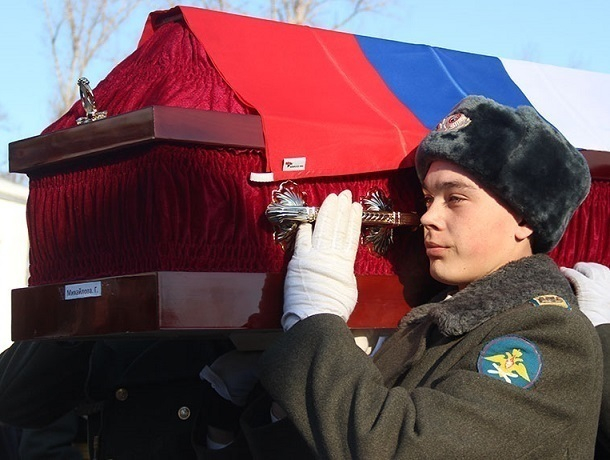 Истерику на Украине вызвала покупка российских флагов для оформления гробов в Ростове