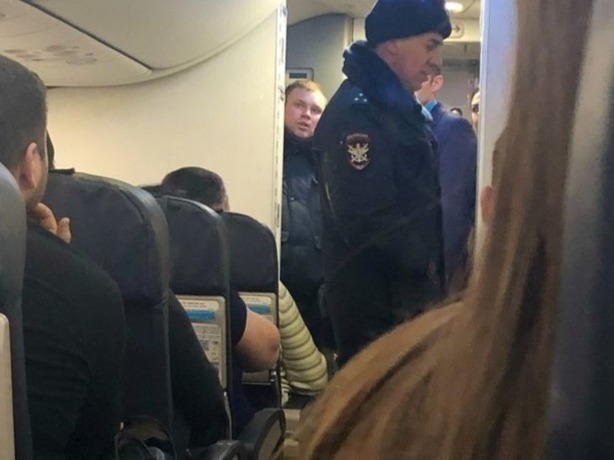 В Ростовском «Платове» просидев 6 часов в самолете и пережив 8 попыток «взлететь» пассажиры устроили истерический бунт