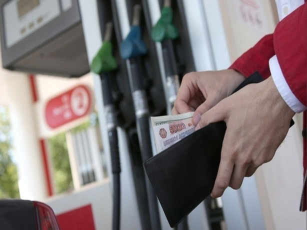В ближайшие дни цена на бензин в Ростове может превысить 50 рублей за литр