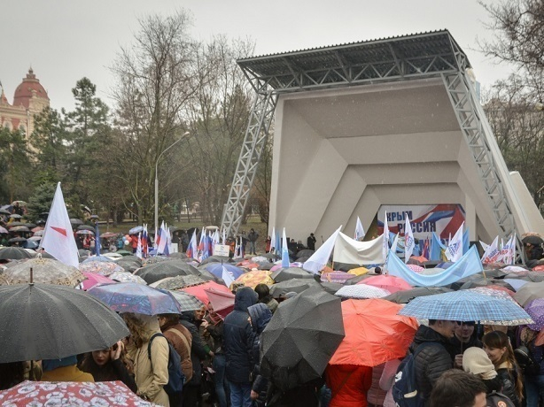«Крым наш» весело отпраздновали под дождем тысячи жителей Ростова