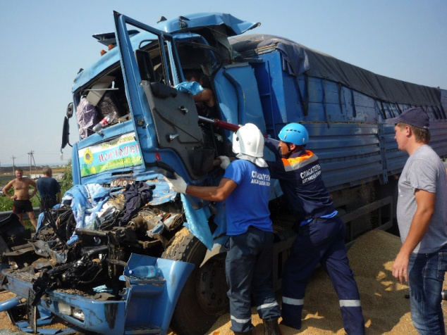 На трассе М-4 «Дон» пассажир «десятки» погиб после столкновения с зерновозом