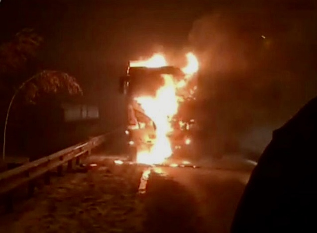 Грузовик сгорел на трассе под Ростовом-на-Дону