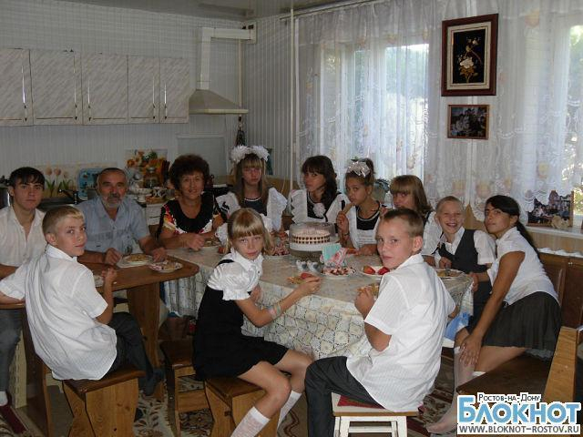 В Ростовской области пенсионеры воспитывают десять приемных детей