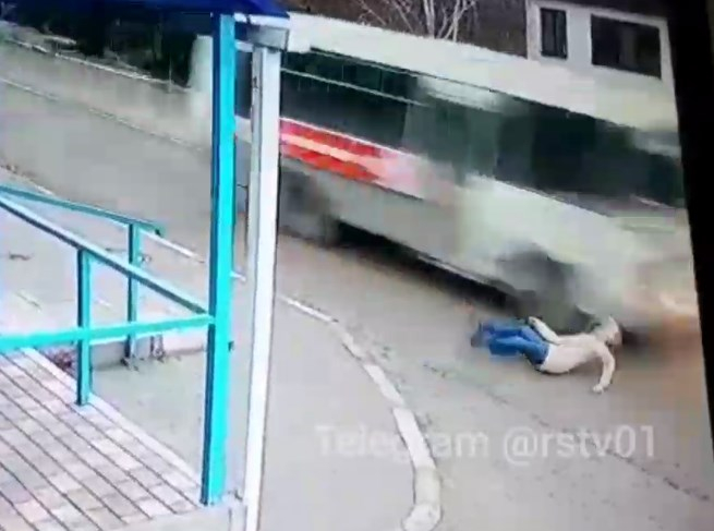 Жительница Азова упала на дорогу и чудом не попала под мчавшийся автобус