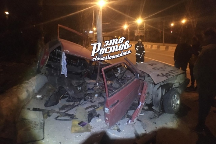 В Ростове легковой автомобиль разорвало на части после удара в столб
