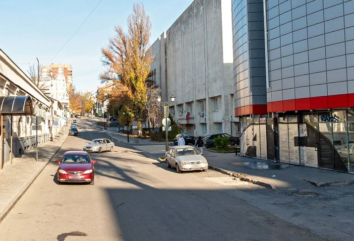 В Ростове введут бессрочный запрет на парковку в переулке Семашко