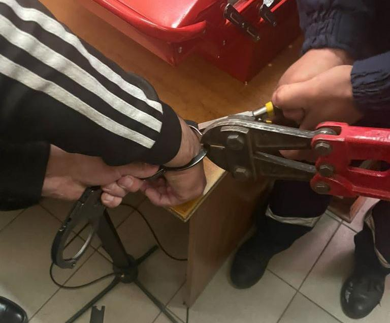 Ростовские спасатели помогли снять заклинившие наручники с задержанного