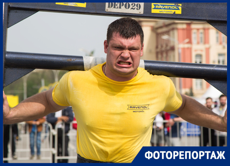 Поднимали бревна и гигантские колеса: в Ростове соревновались сильнейшие атлеты