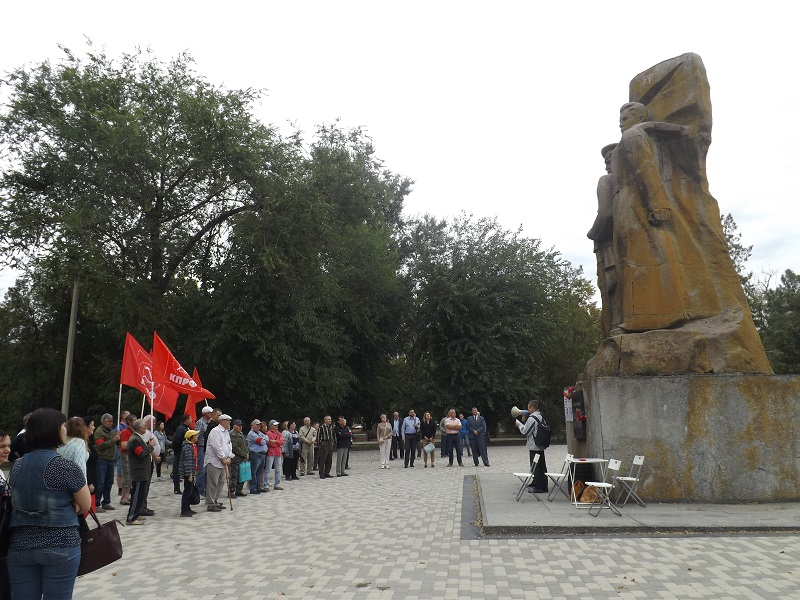 В Новочеркасске начались митинги и суды за сохранение памятника красным казакам