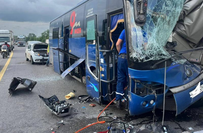 Под Ростовом автобус с 20 пассажирами врезался в попавший в ДТП грузовик на трассе М-4 «Дон»