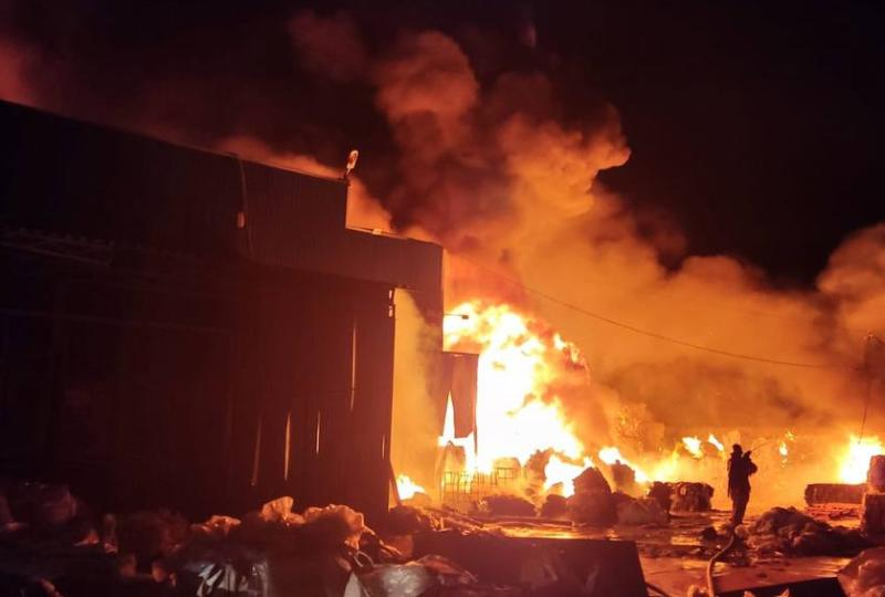 В Ростове произошел крупный пожар на складе прессованной бумаги