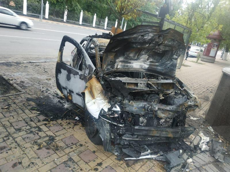 На Театральной площади в Ростове после аварии сгорел автомобиль