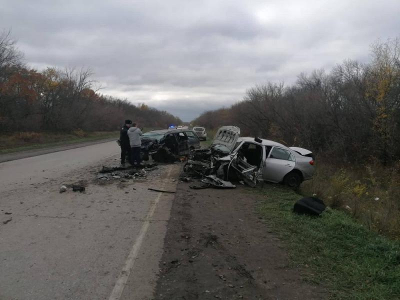 Два человека погибло в лобовом ДТП в Ростовской области