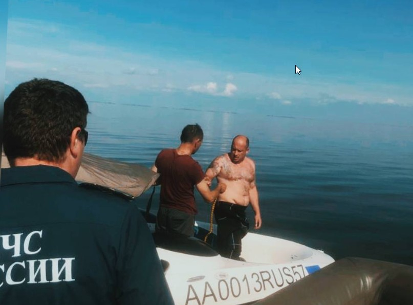 В Таганрогском заливе спасли шестерых отдыхающих ростовчан в моторной лодке без бензина