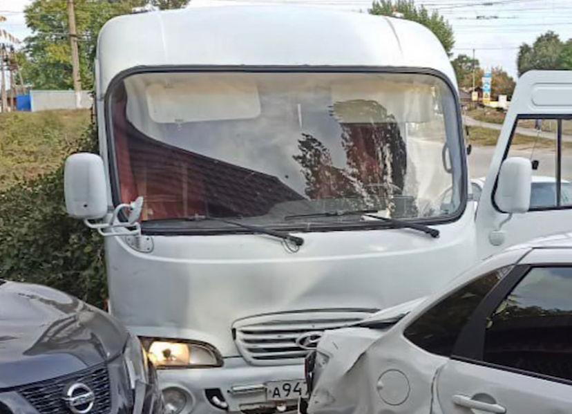 Водитель микроавтобуса в Ростовской области врезался в припаркованные машины и погиб на месте ДТП