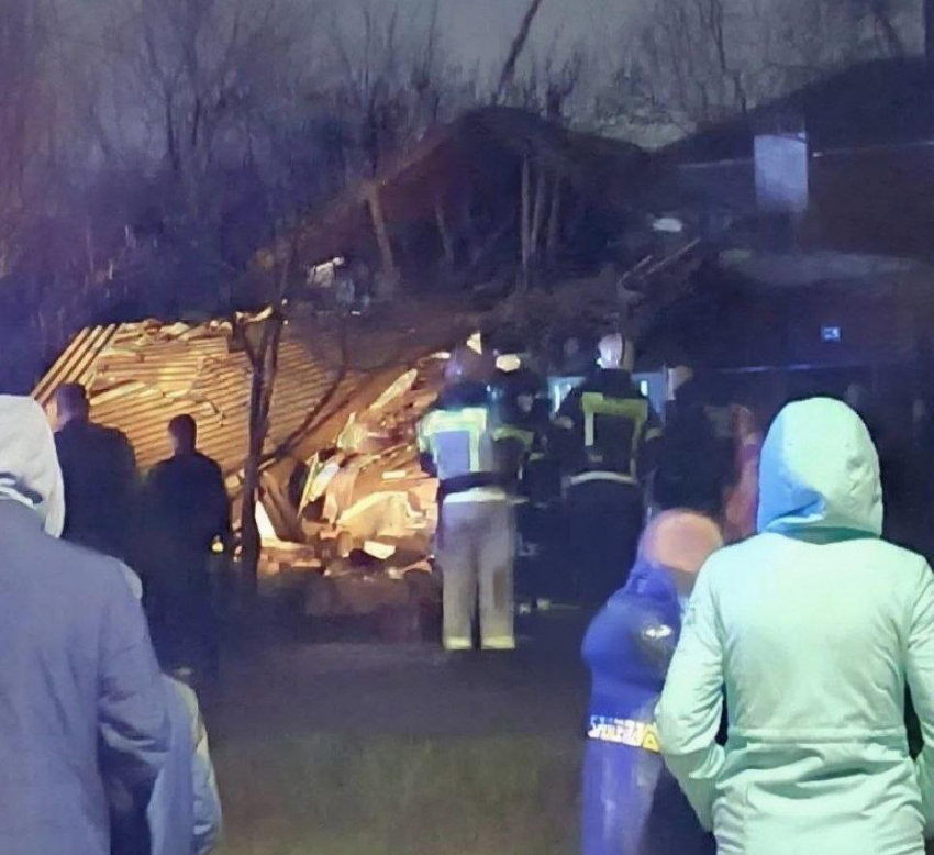 Хлопок газа разрушил часть дома на Калинина