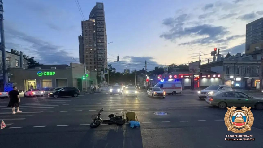 В центре Ростова курьер на электросамокате пострадал в ДТП на перекрёстке