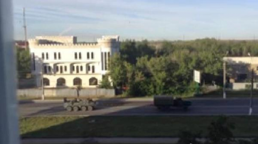 Со стороны Ростовской области в направлении Луганска выехала военная техника под флагами России и Крыма