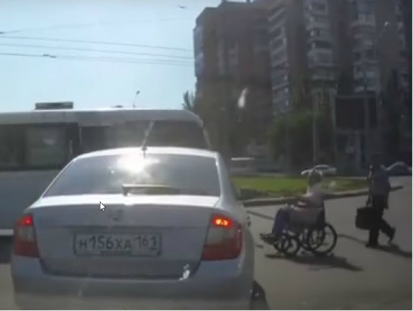 «Слепой» наезд иномарки на инвалида-колясочника у кольцевого разъезда в Ростове попал на видео