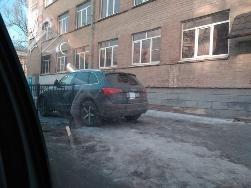 В Ростове нахальный «стесняшка» стыдливо прикрыл номера своей припаркованной на тротуаре машины 
