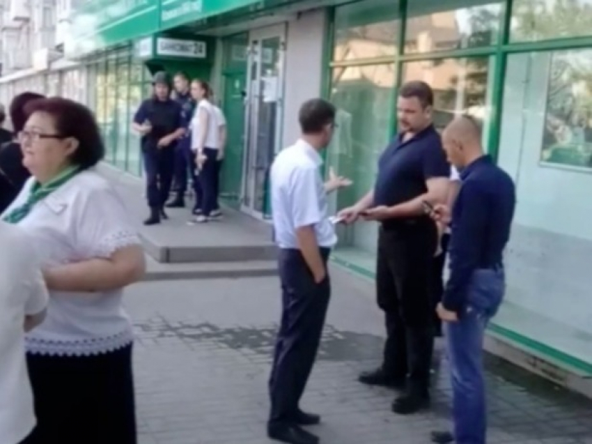 Бесхозная сумка стала причиной эвакуации посетителей банка в Ростове