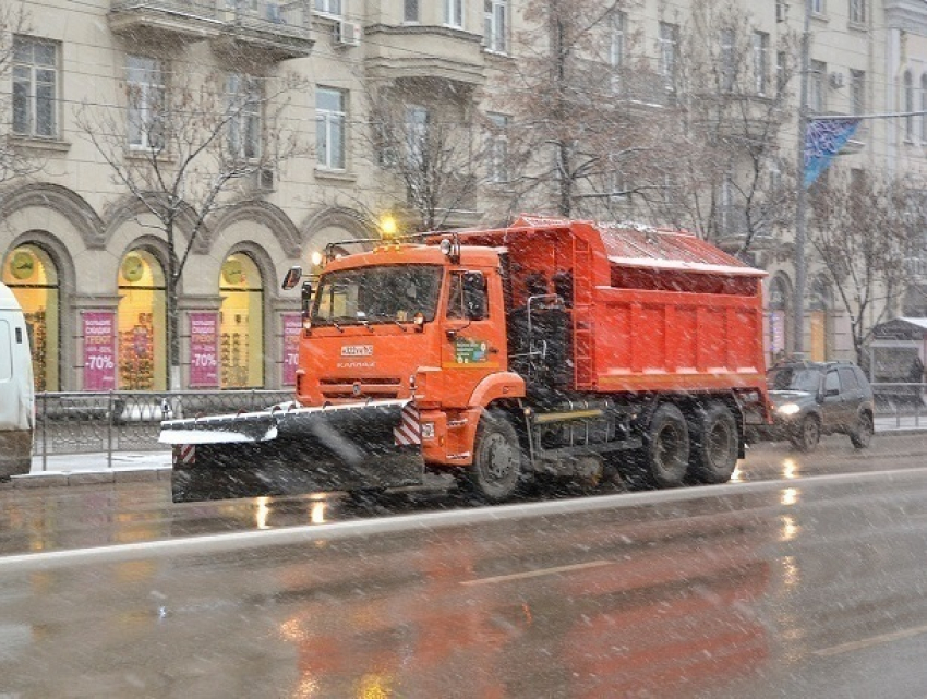Вопросы уборки снега и льда на улицах Ростова обсудили городские власти 