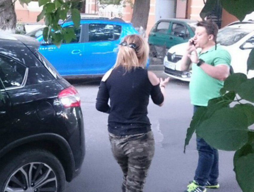 Пытавшаяся раздавить пешеходов во дворе Ростова смертельно пьяная автоледи попала на видео 