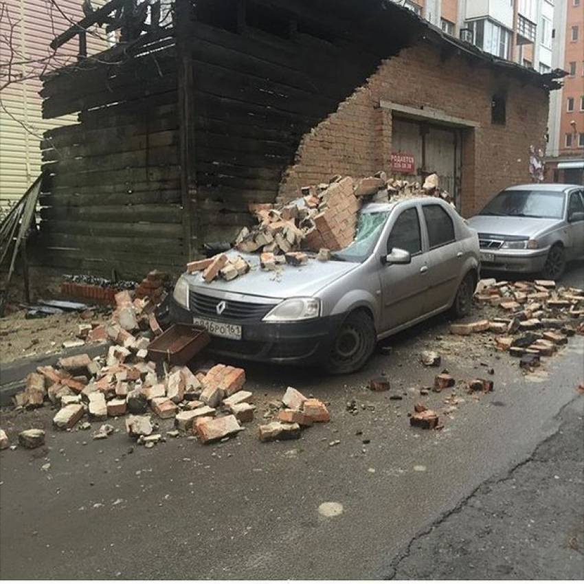 Кирпичная клада дома рухнула на иномарку в Ростове 
