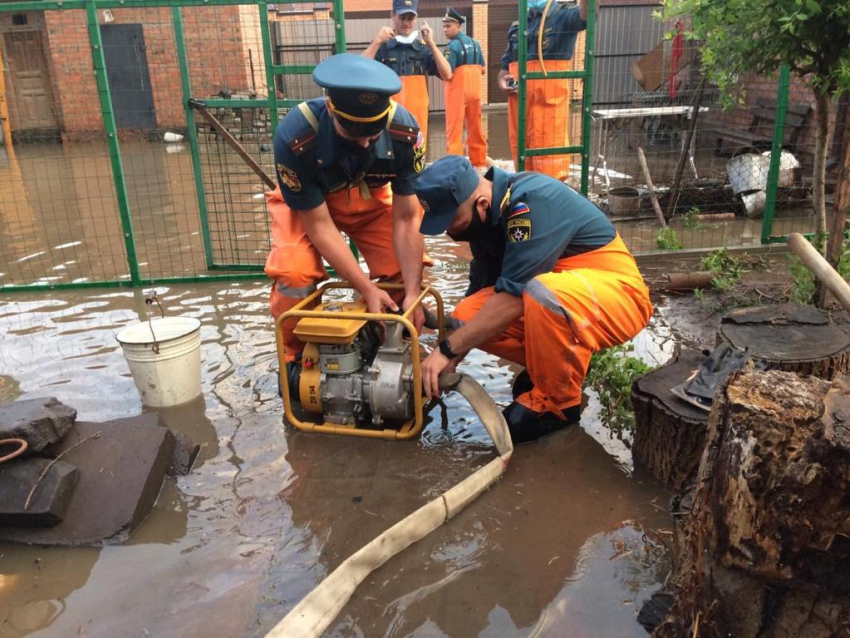 После сильного дождя в Ростове спасатели откачали 8,5 тысяч кубометров воды