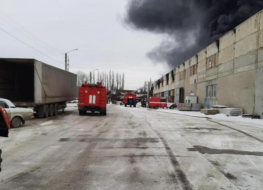 Прокуратура проведет проверку после пожара на заводе полимеров в Шахтах