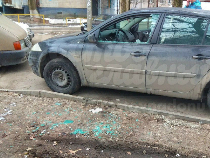 Одуревшие от своей безнаказанности вандалы разбили стекла двум автомобилям в Ростове