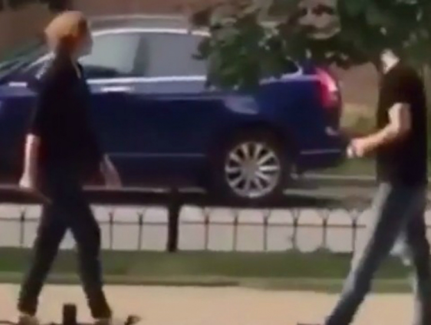 Молодая скандалистка с ножом «гоняла» своего парня по тротуару в Ростове и попала на видео