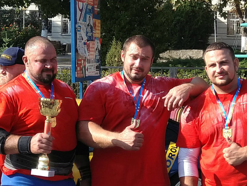 Тягающие голыми руками многотонный трактор три богатыря сделали День города ростовчанам на видео