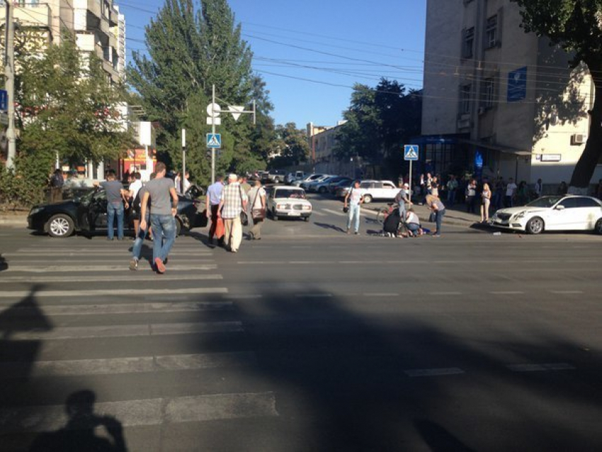 В центре Ростова иномарка сбила пожилую женщину на светофоре