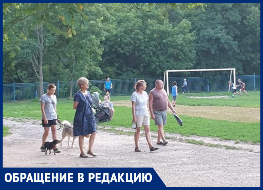 В Ростове собачники оккупировали стадион школы на Западном