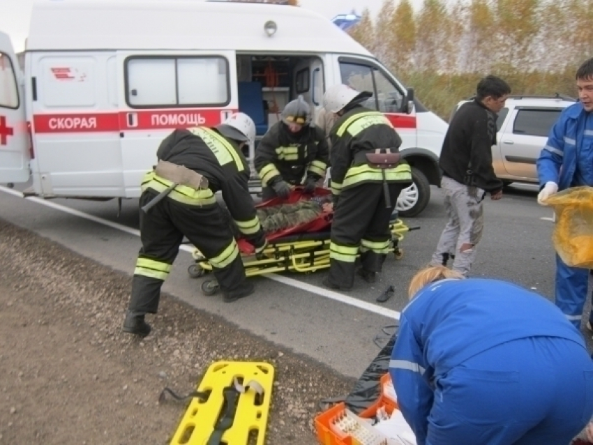Один человек погиб, двое ранены в результате аварии на трассе в Миллеровском районе