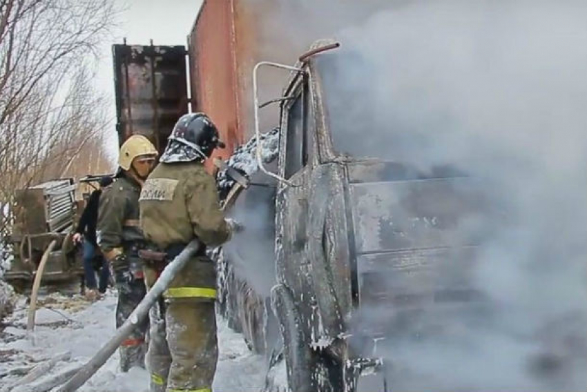 КамАЗ загорелся во время движения по федеральной трассе «Дон» в Ростовской области 
