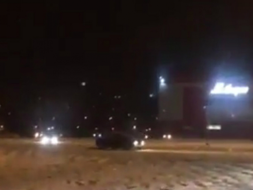 Опасное скольжение автомобилей на заснеженной стоянке «Магнита» в Ростове попало на видео