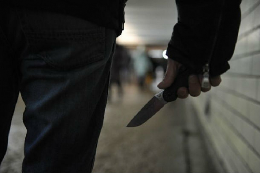 Вооруженный ножом рецидивист ограбил прохожего в Ростове
