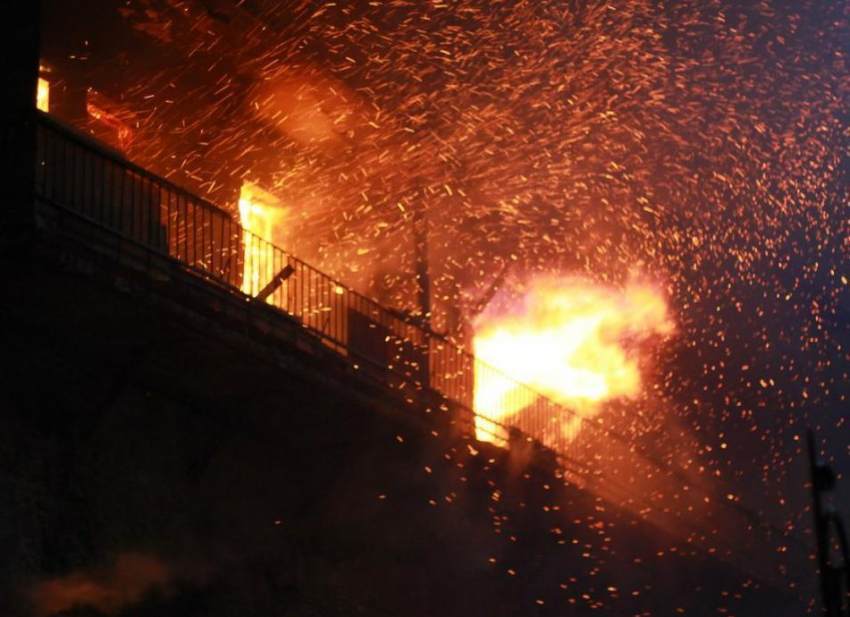 Бушующий пожар в многоэтажке с четырьмя пострадавшими в центре Ростова попал на видео 