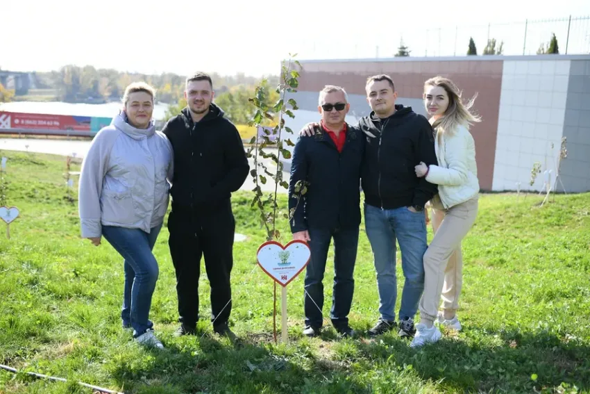В микрорайоне «Красный Аксай» в День древонасаждения посадили 235 деревьев