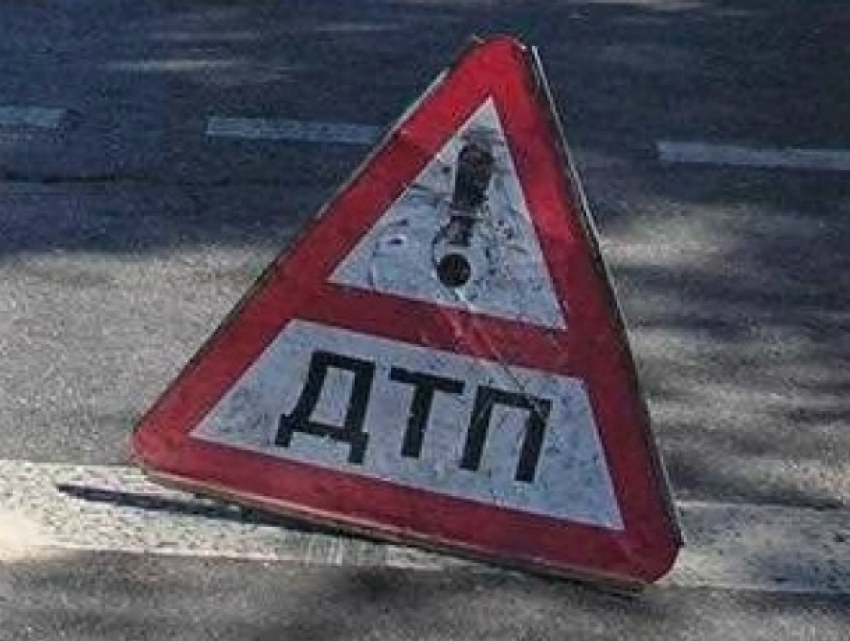 Пятилетний мальчик оказался в больнице после лобового столкновения двух автомобилей в Ростовской области