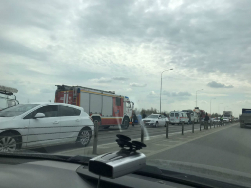Бензовоз протаранил рейсовый автобус в Ростове, семь пострадавших